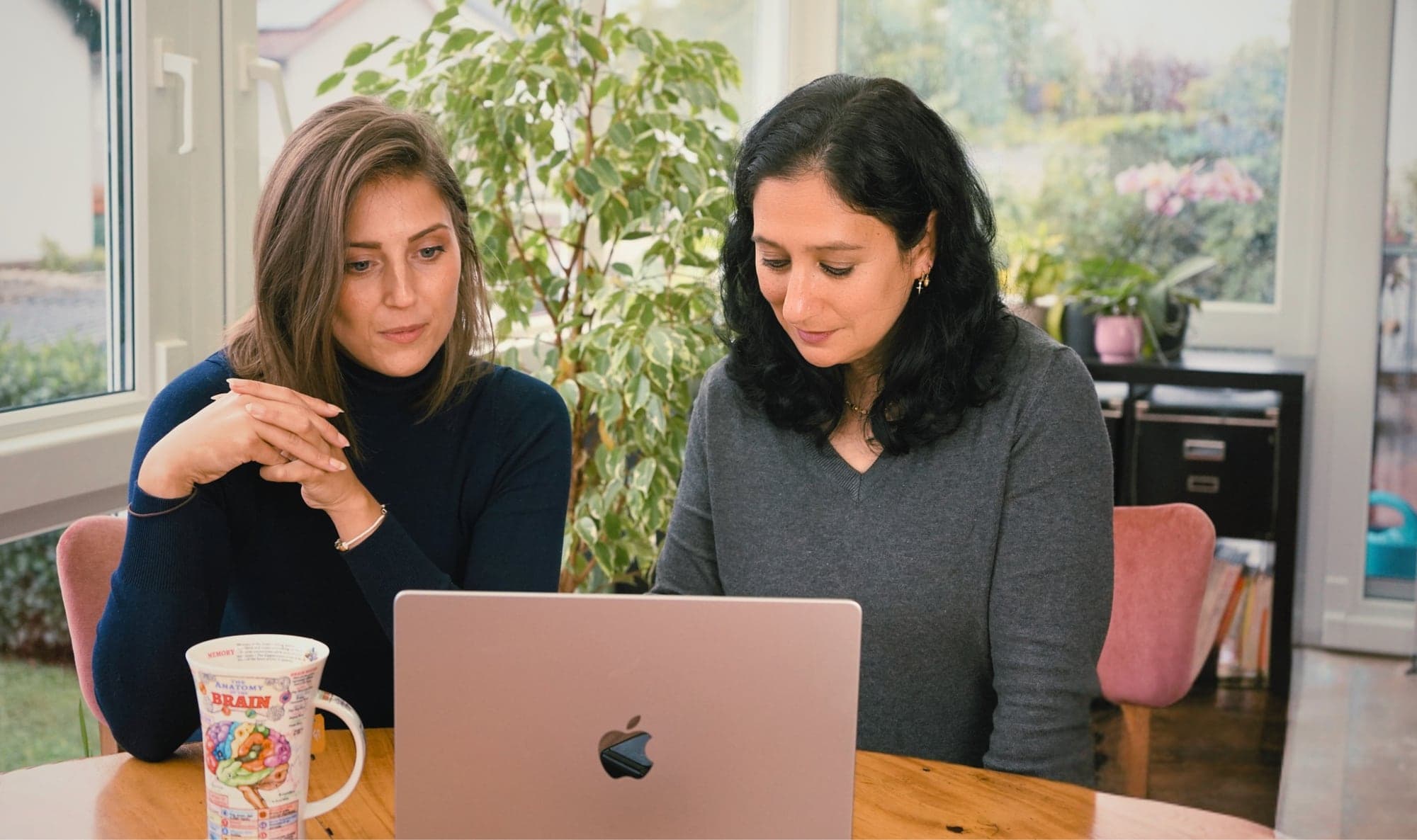 Corina Renner und Gwen Bach arbeiten gemeinsam am Laptop