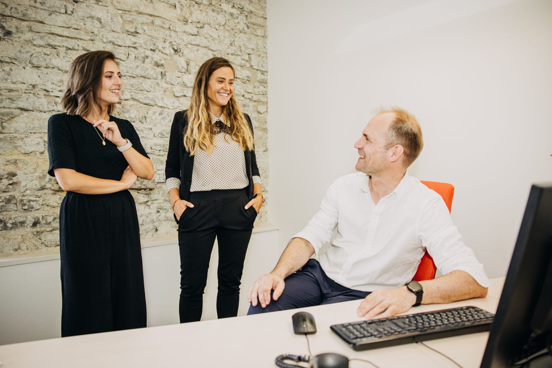 Corina Renner im Team der Leading Heads ReCon GmbH & Co. KG im Büro