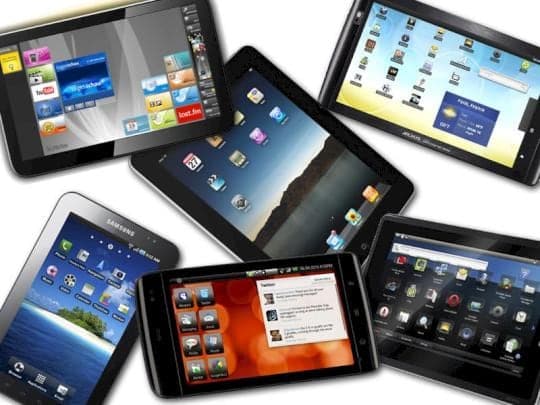 Verschiedene Tablets und das erste iPad nebeneinander
