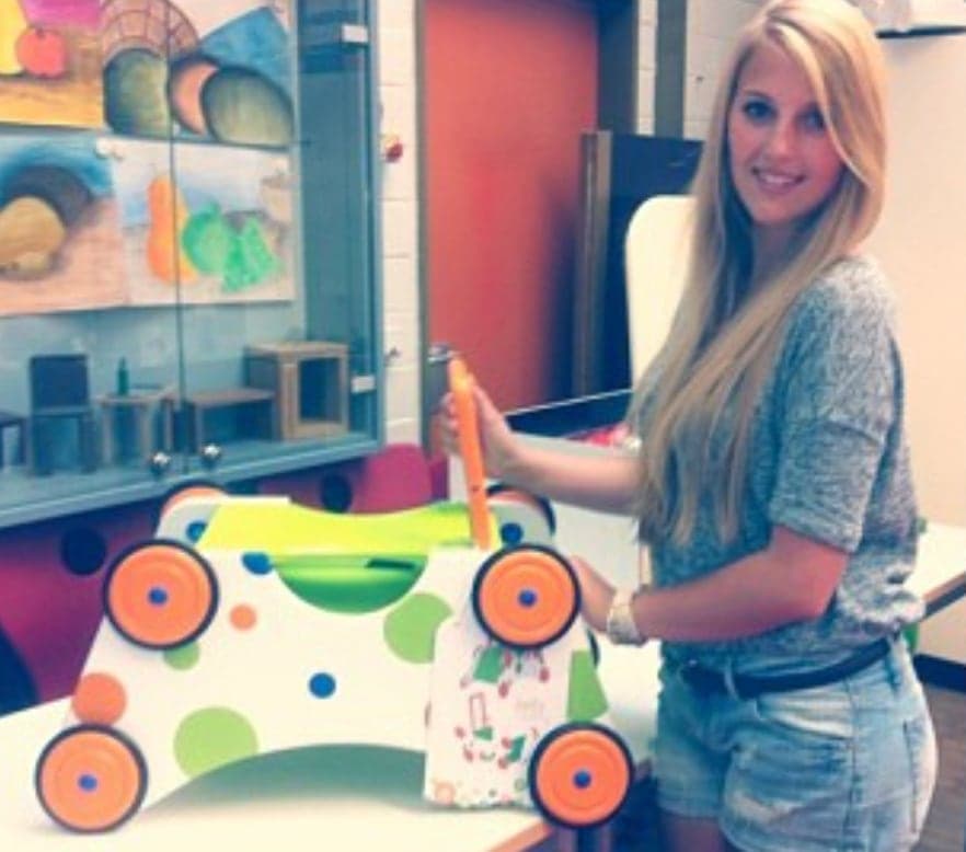 Kind testet den Prototyp des Lauflernwagens Jolly Trolly
