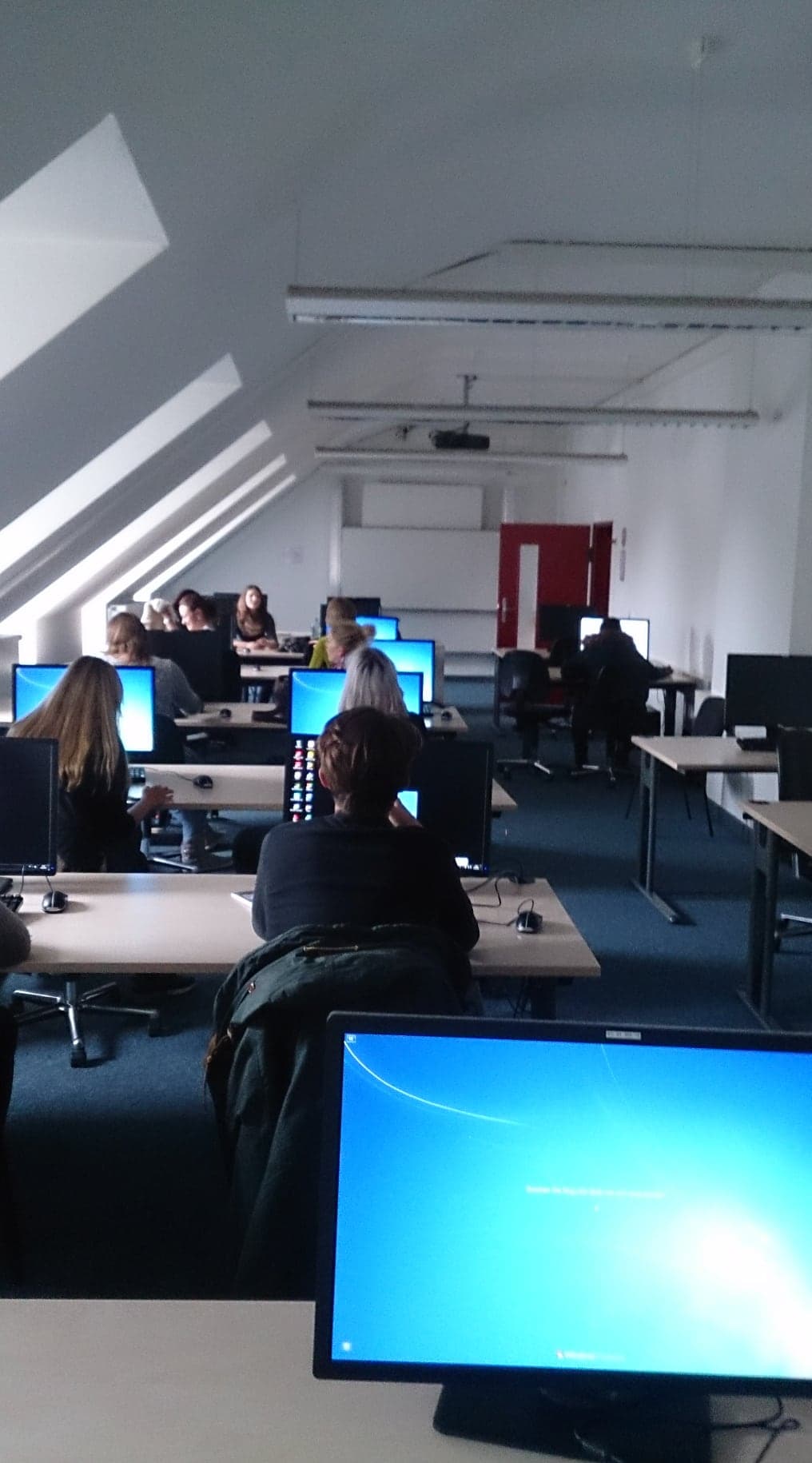 Studierende im Computerraum der Hochschule