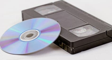 DVD liegt auf einer klassischen VHS-Videokassette