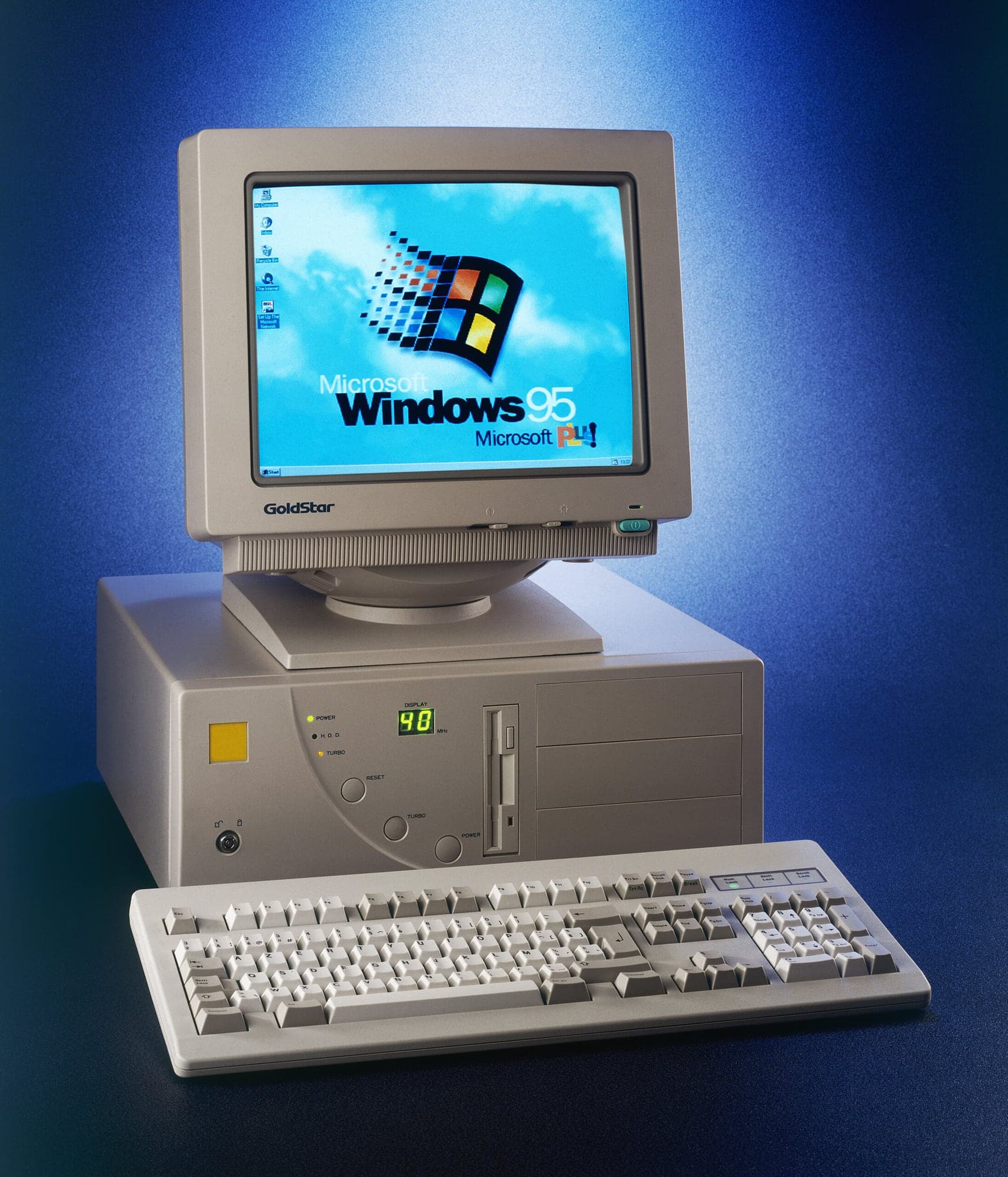 Röhrenmonitor mit dem Startbildschirm von Windows 95 auf einem Desktop-PC