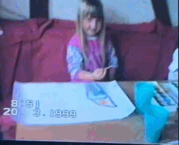 Corina als kleines Mädchen beim Malen auf dem Sofa, Videoaufnahme von 1999